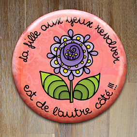 Badge "La fille aux yeux revolver" - Collection "De l'autre côté