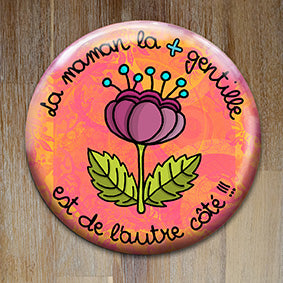 Badge "La maman la + gentille" - Collection "De l'autre côté"