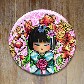 Badge "Hana" (Fleur) - Collection "World Charming Dolls"
